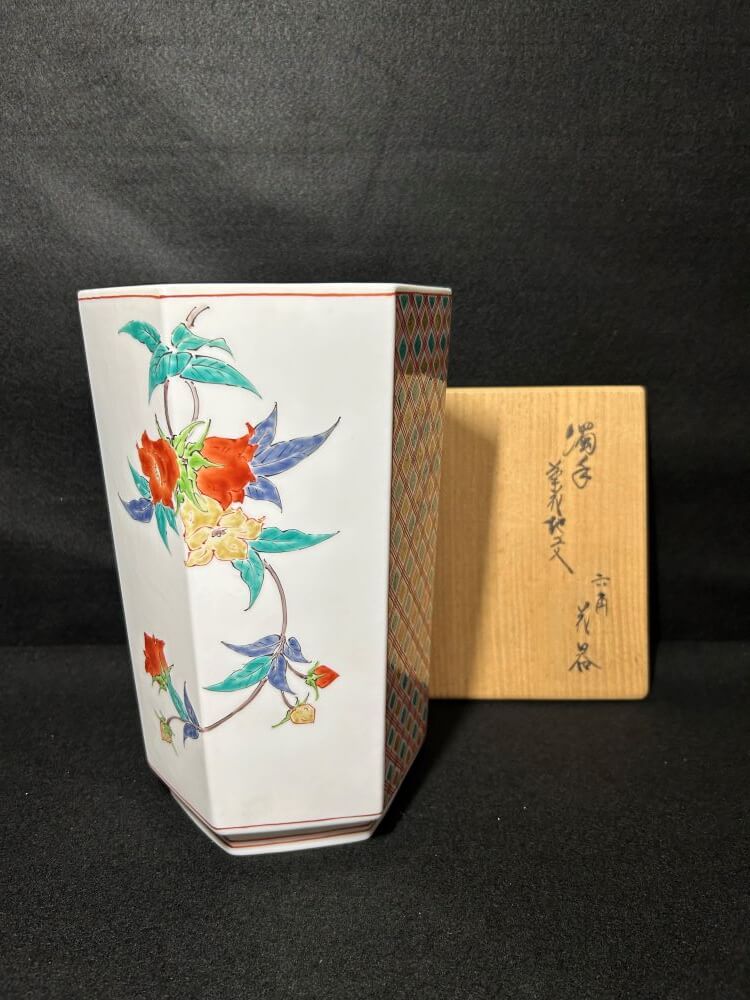 濁手草花地文六角花器 十四代酒井田柿右衛門
