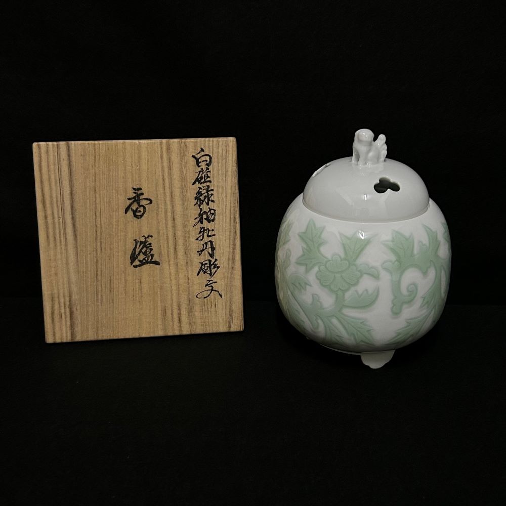 白磁緑釉牡丹彫文香炉 井上萬二