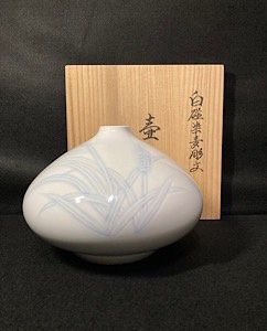 白磁染麦彫文壷 井上萬二